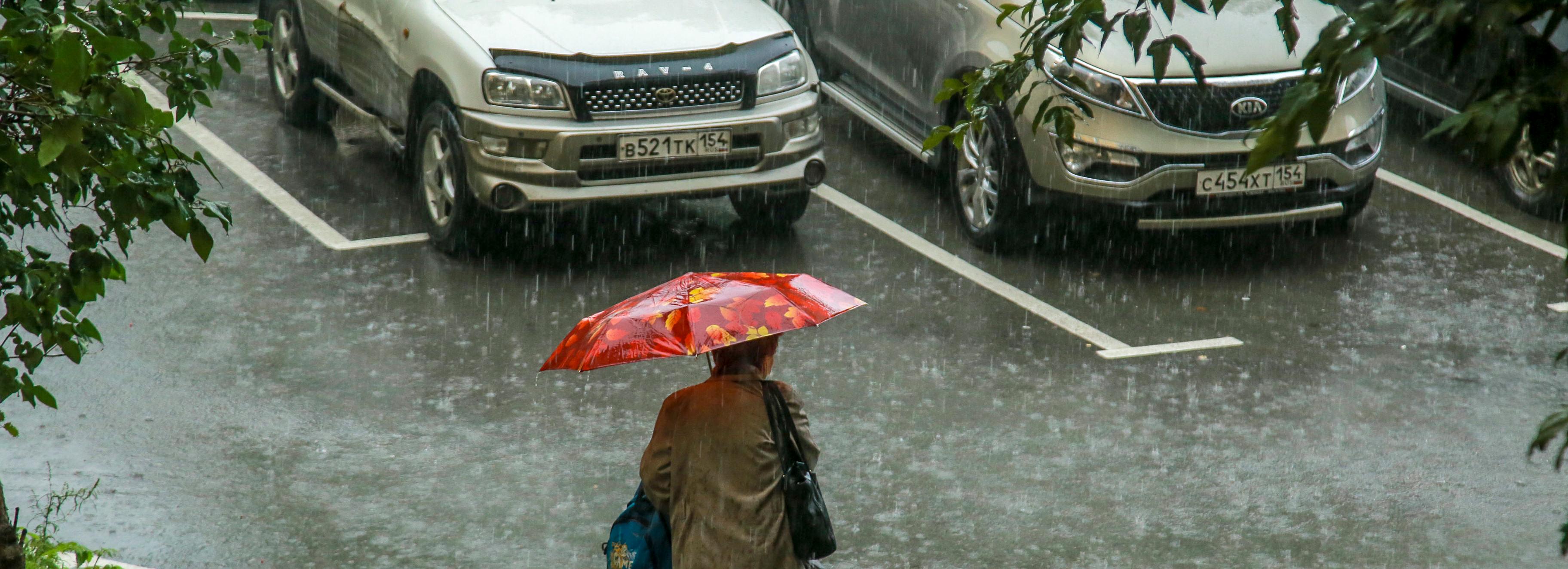 Городские службы устраняют последствия ливня в Новосибирске