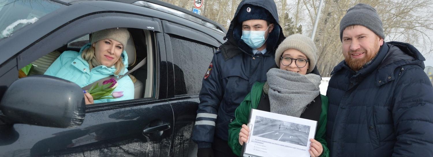 Водителям подарили цветы на Шлюзе в честь 8 Марта