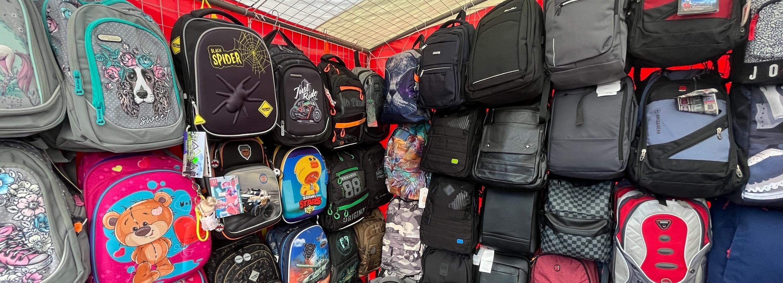 Школьная ярмарка у ГУМа предлагает ранцы с Лабубу и «советские» блузки