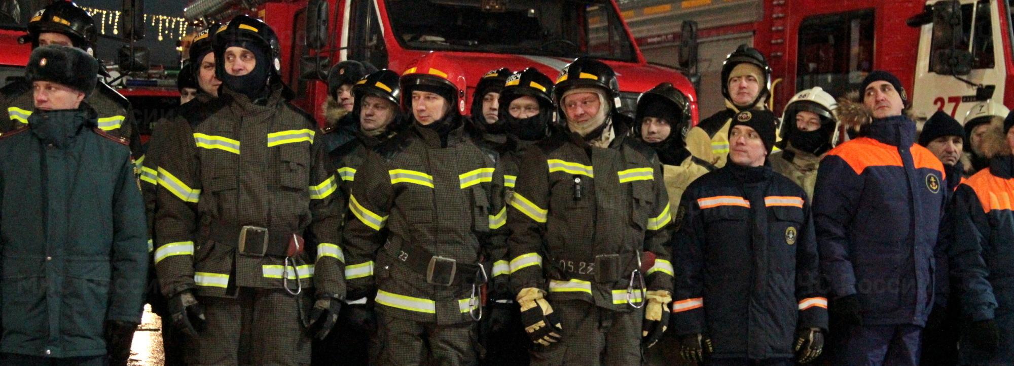 Сертификаты на новую технику вручили пожарным на площади Ленина