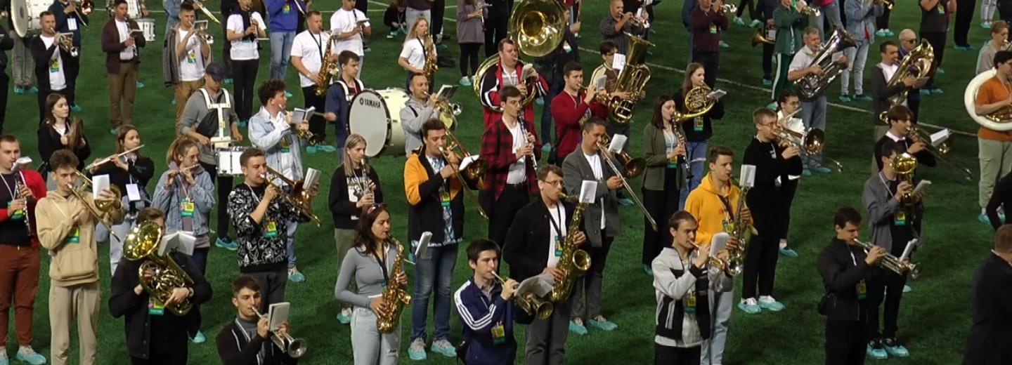 Грандиозную репетицию ко Дню города устроили духовые оркестры на стадионе