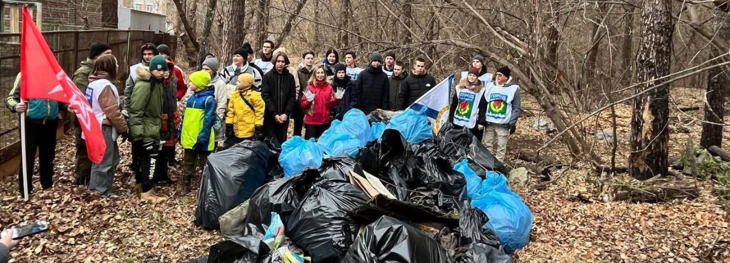 Волонтёры разобрали квартиру бомжей во время субботника в Сосновом бору
