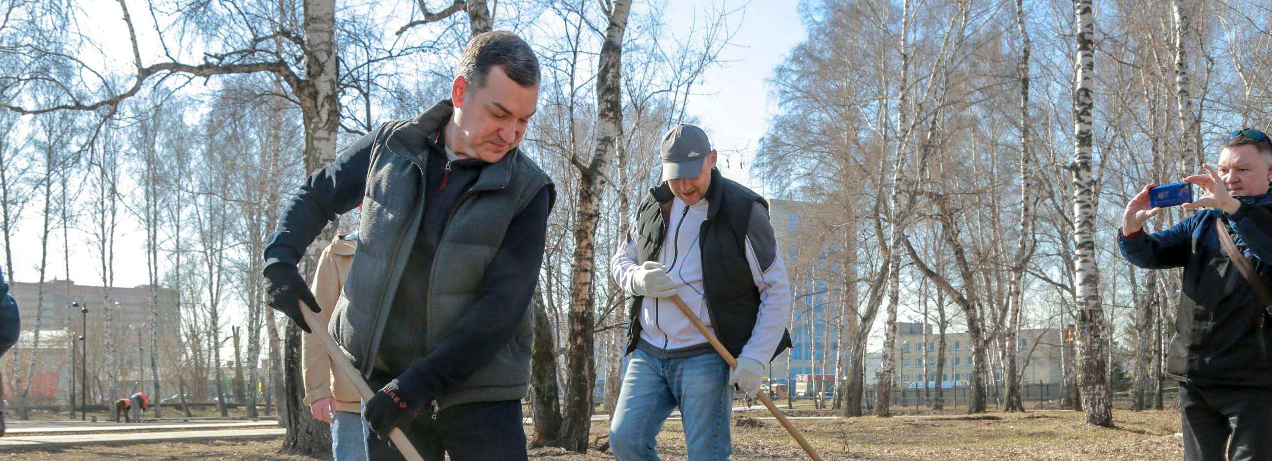 Мэр вышел на субботник в сквер Героев Донбасса с ТОСами и школьниками