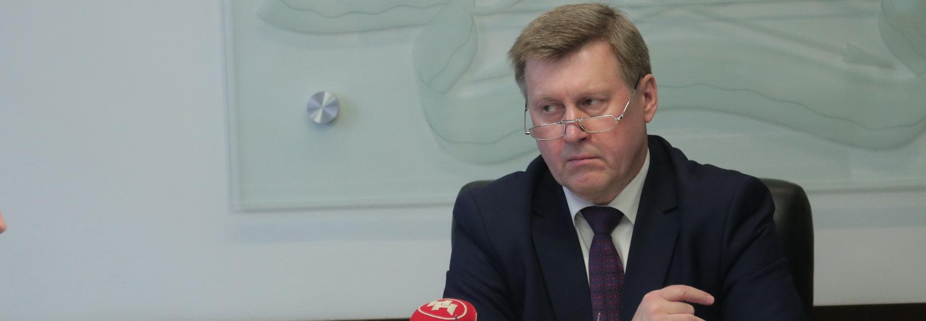 Мэр Локоть: «Не позволим выдавливать людей в неоплачиваемые отпуска»