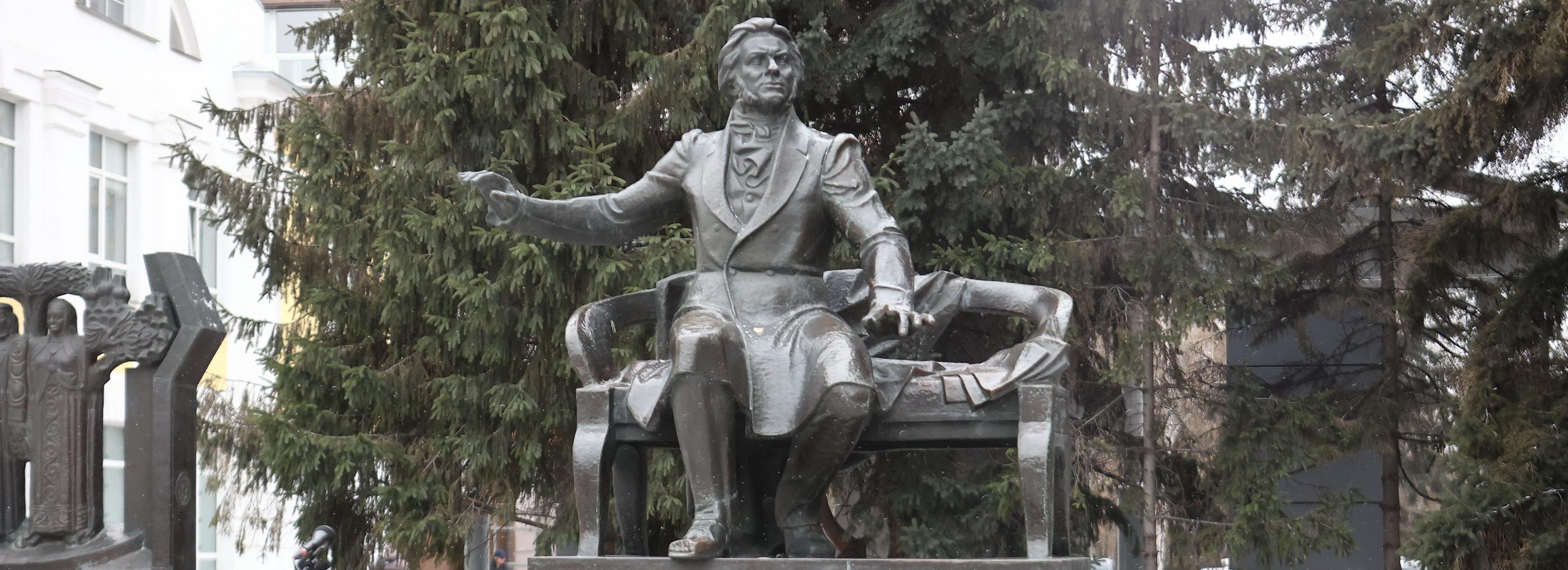 Мэр Кудрявцев открыл обновлённый памятник Глинке и Аллею связистов