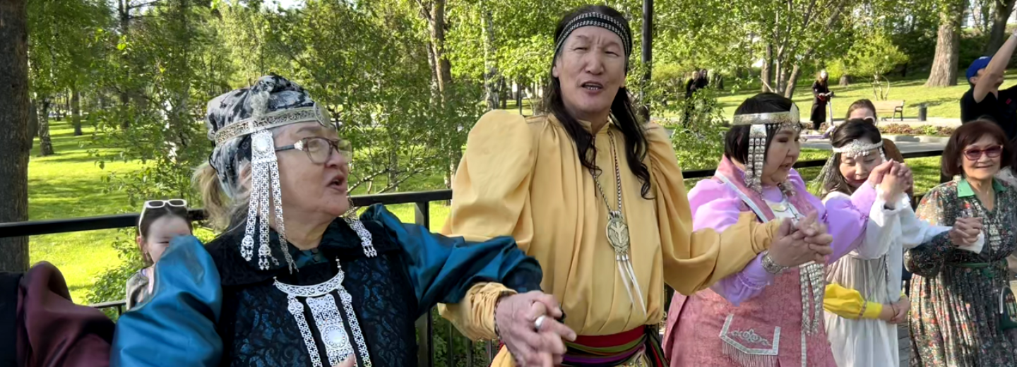 Якуты разложили на Михайловской набережной оладьи и станцевали Осуохай