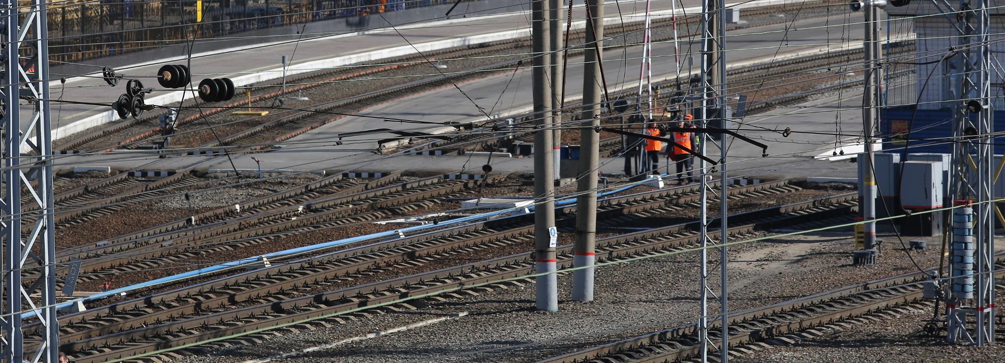 Стрела крана упала на провода в Новосибирской области и задержала поезда