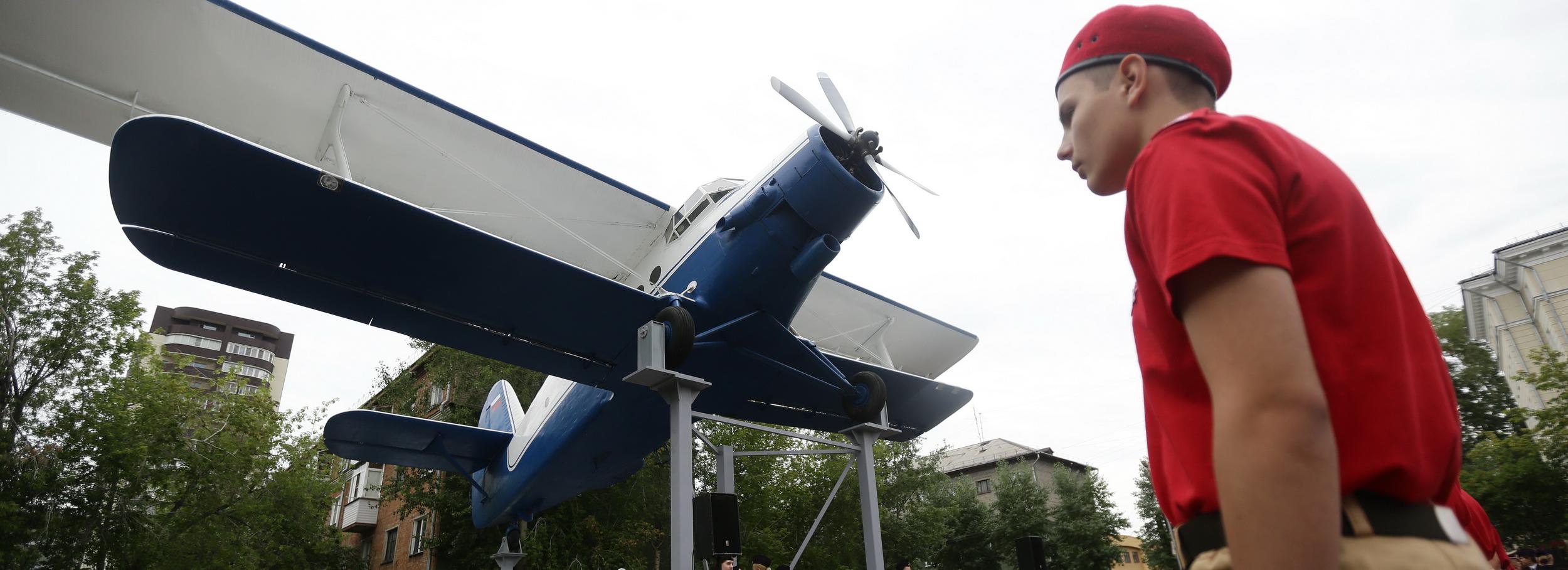 Самолёт-памятник Ан-2 установили в сквере авиаконструктора Антонова