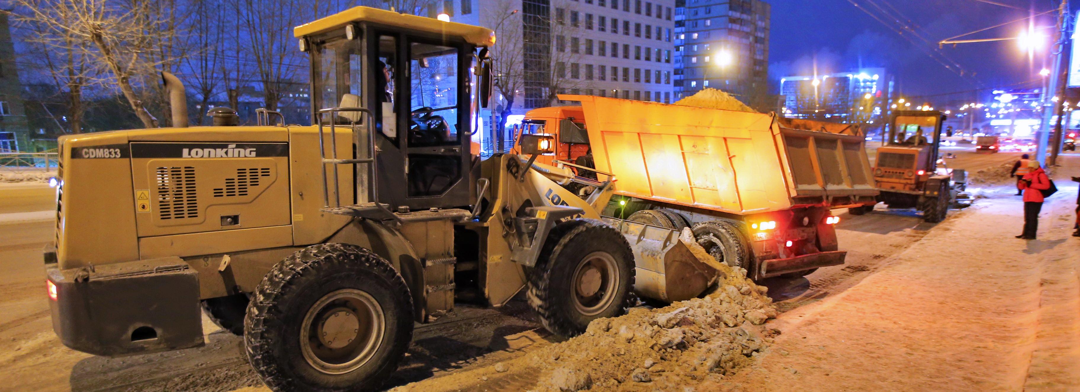 Для вывоза снега в Новосибирске привлекли дополнительную технику
