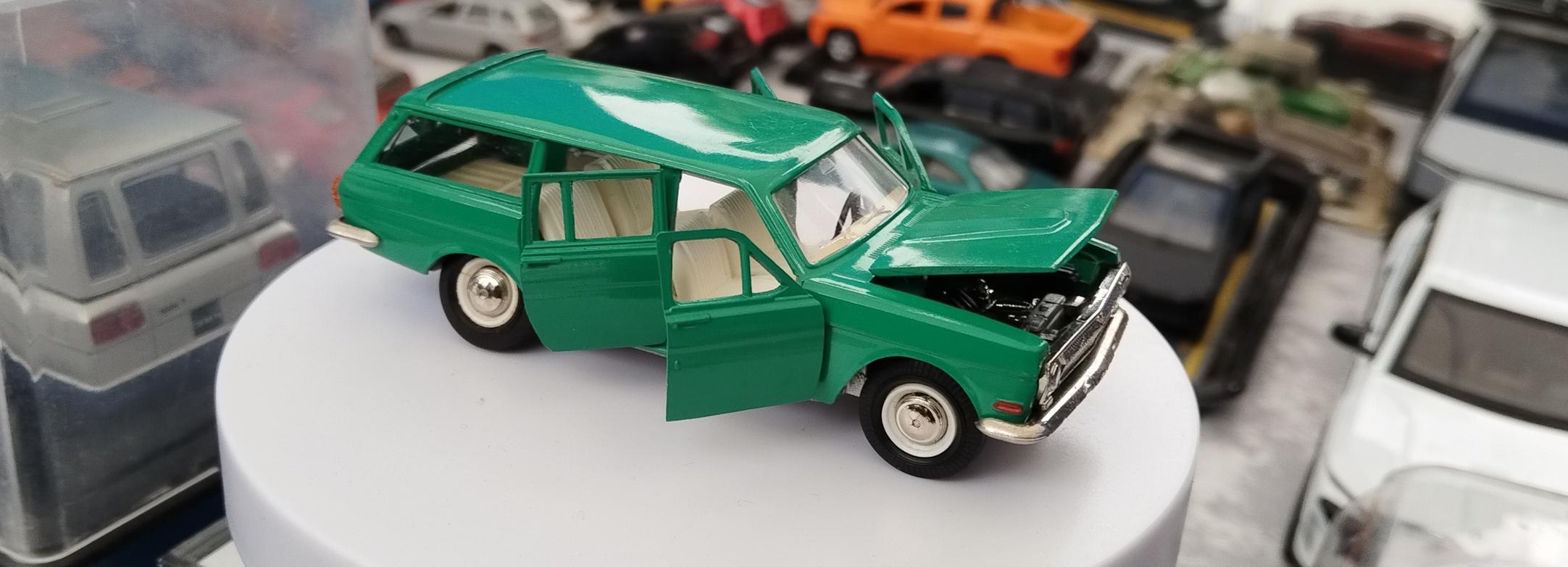 Выставка коллекционных машинок открылась в Первомайском сквере