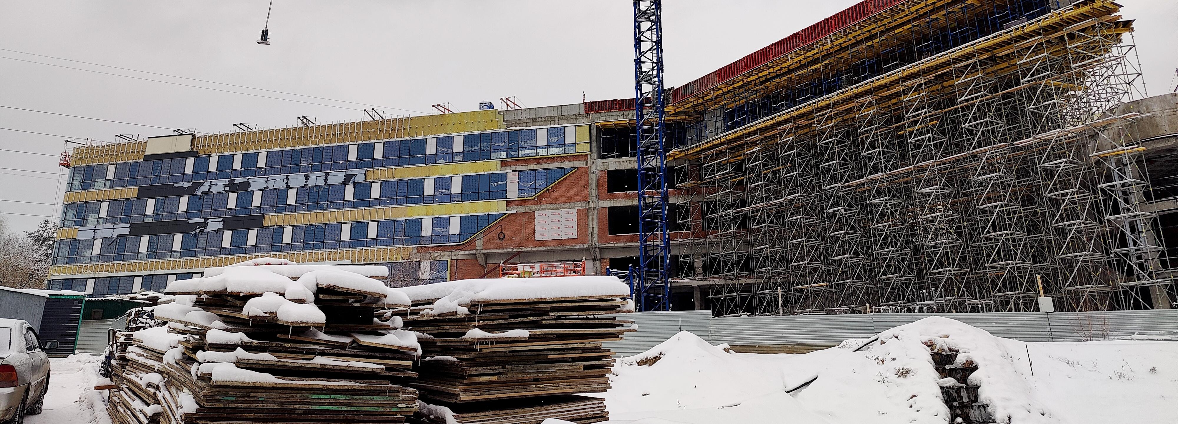 Инспекторы проверили стройку частной школы с бассейном в Новосибирске