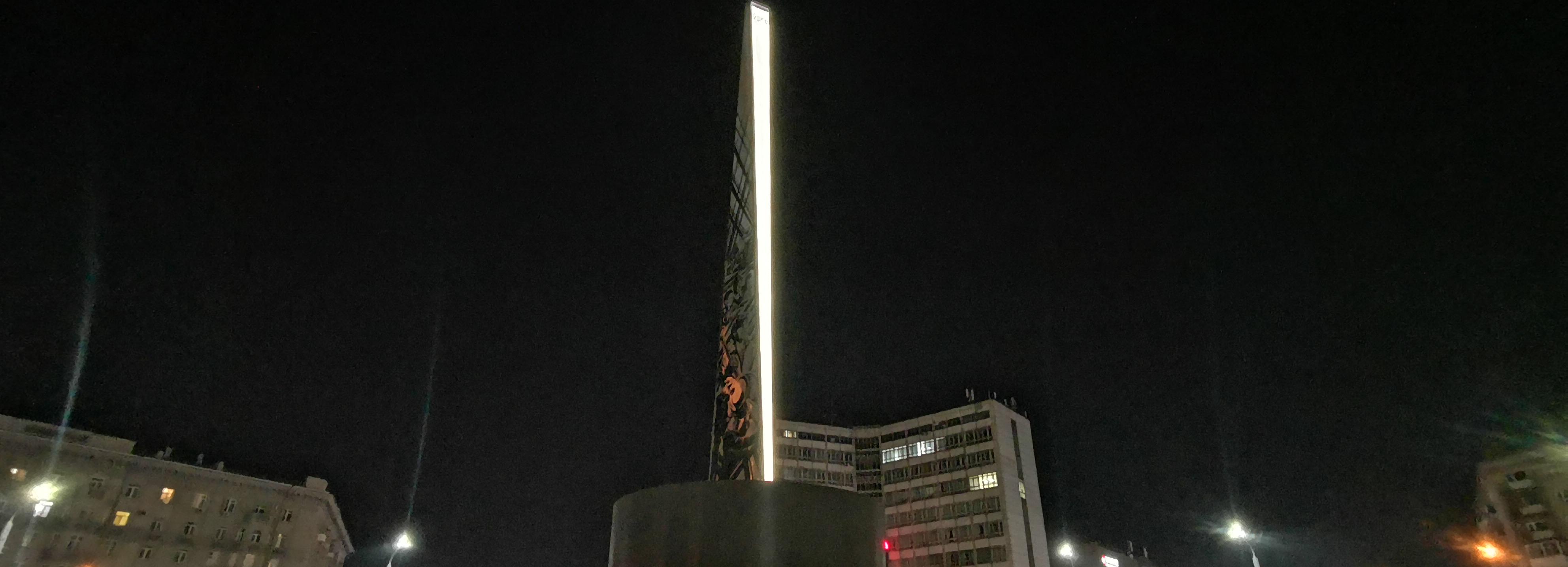 Стелу трудовой доблести на площади Калинина эффектно подсветили