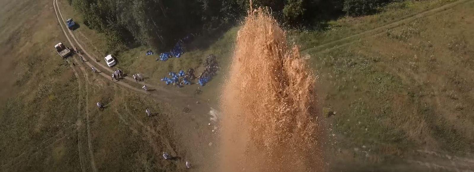 Фонтан из 10 000 литров кока-колы устроил новосибирский блогер