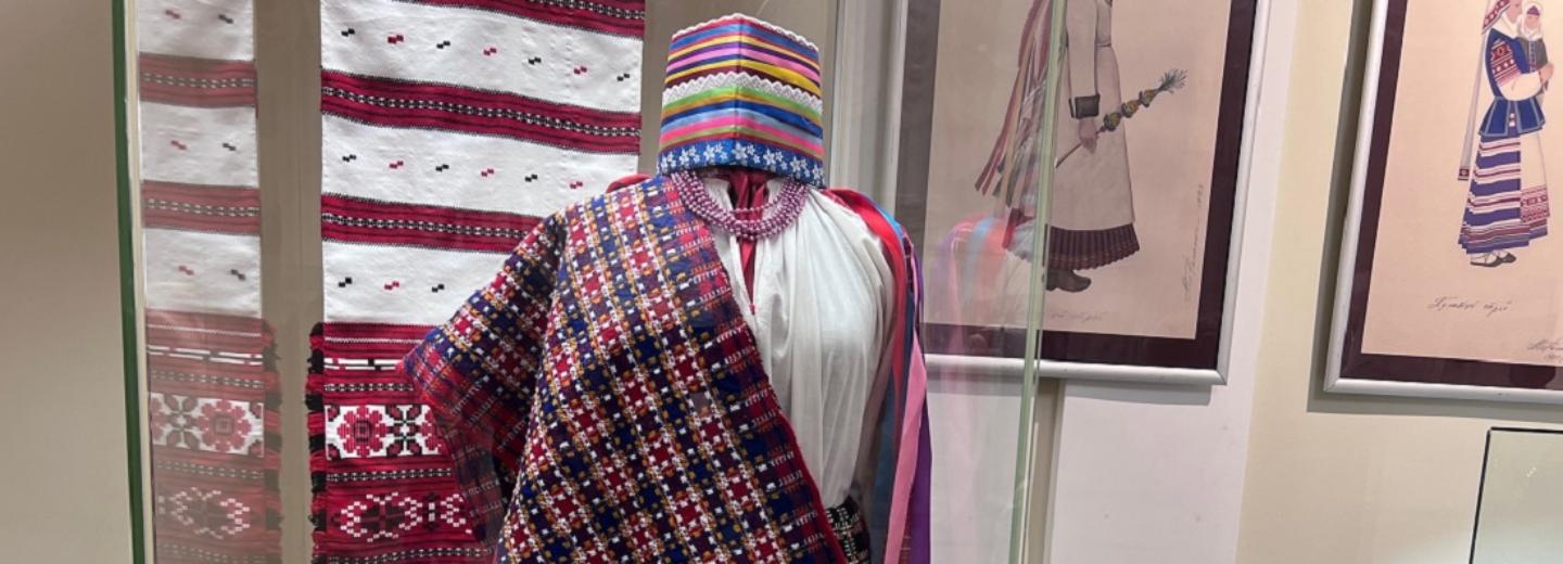 Белорусские костюмы с азбукой из ромбов выставили в краеведческом