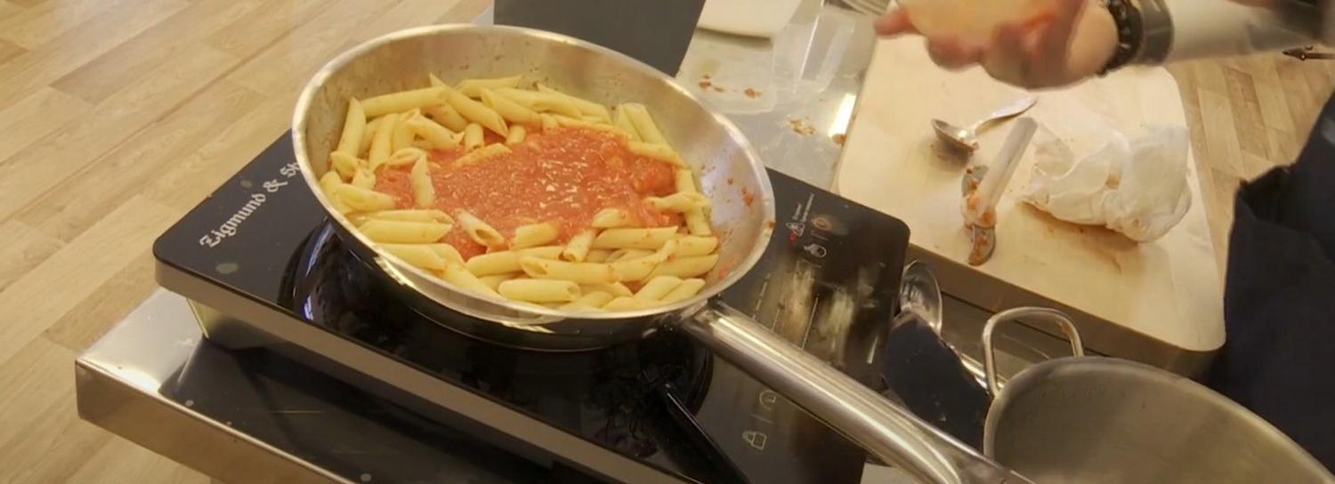 Школьный обед от шеф-повара: подростков научили готовить пасту и хумус