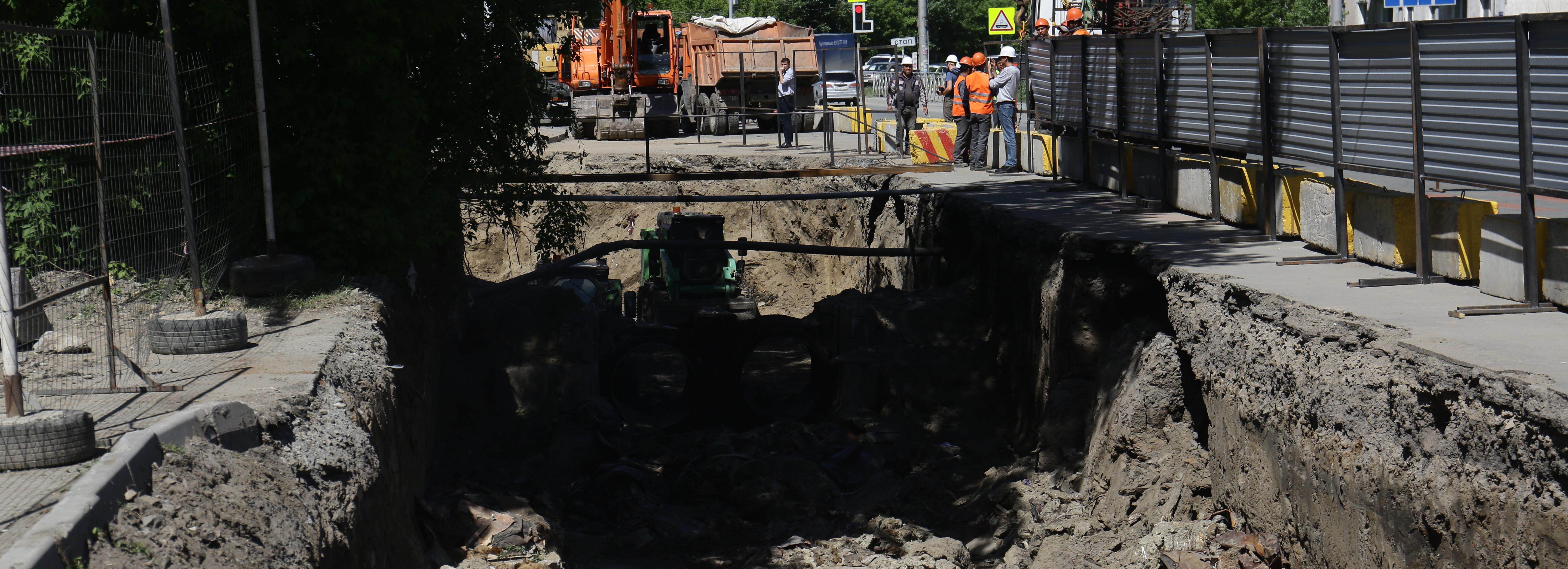 Транспорт продолжит ходить в объезд разрытой улицы Бориса Богаткова