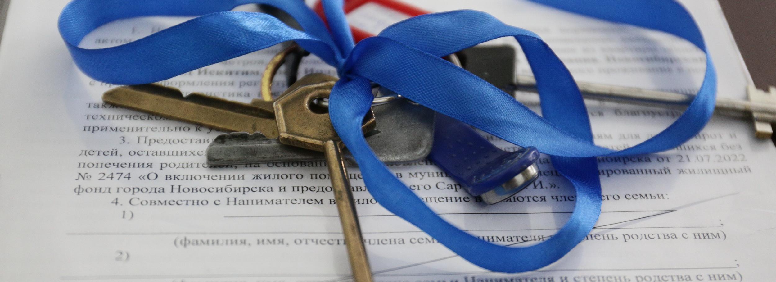 154 семьи получили ключи от квартир в долгострое на Есенина