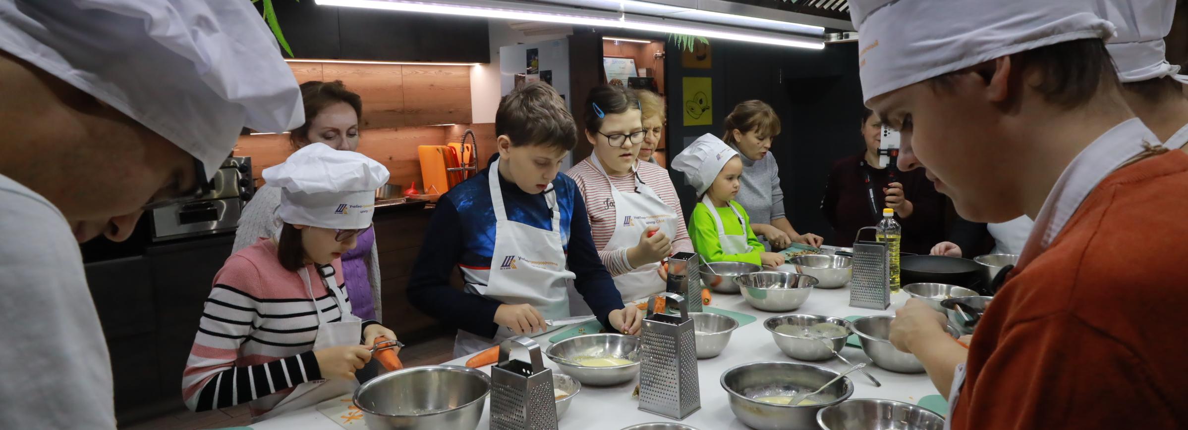 Вкусные занятия для подростков с аутизмом проводят в Новосибирске