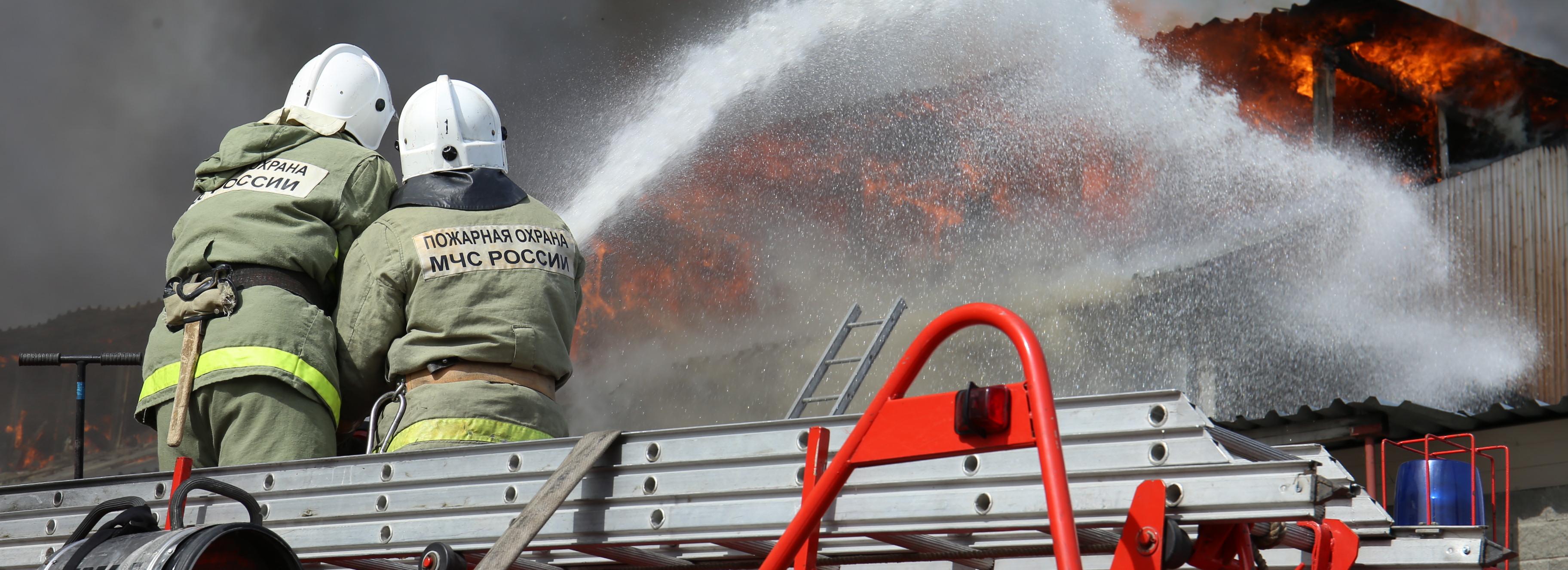 Два человека погибли на пожаре в частном доме в Новосибирске