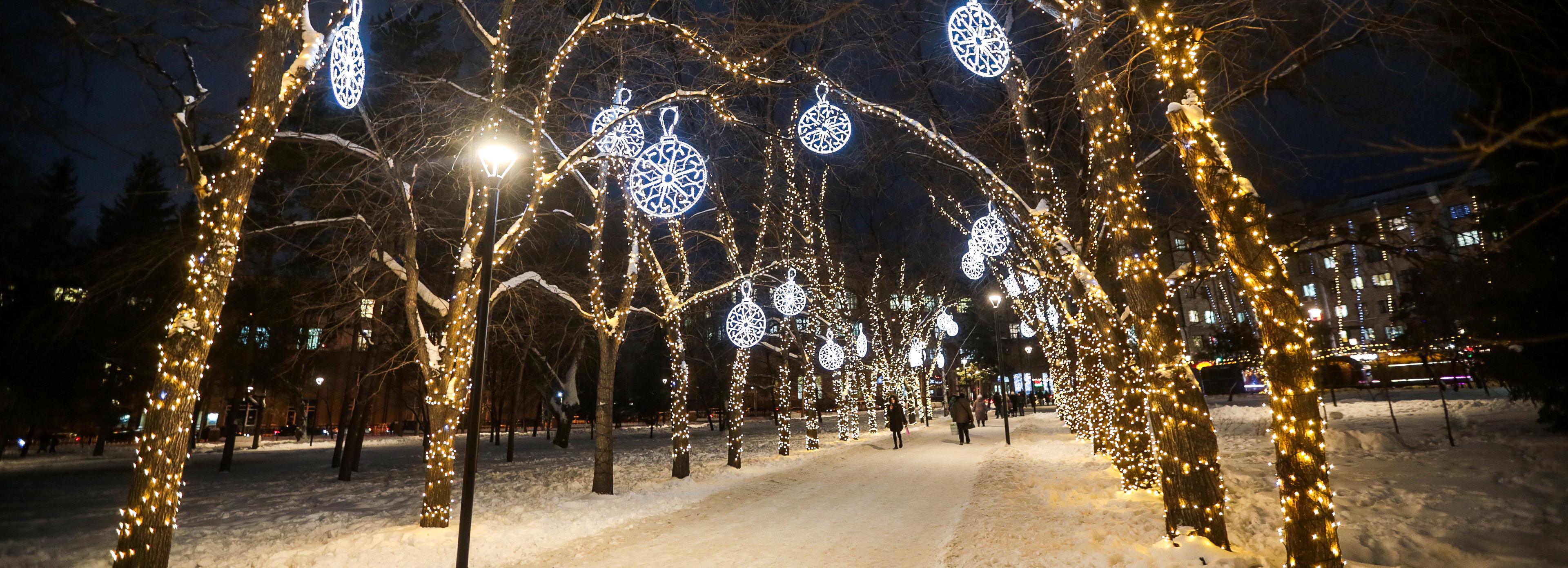 Арки-снежинки и световые шары украсят Первомайский сквер к Новому году