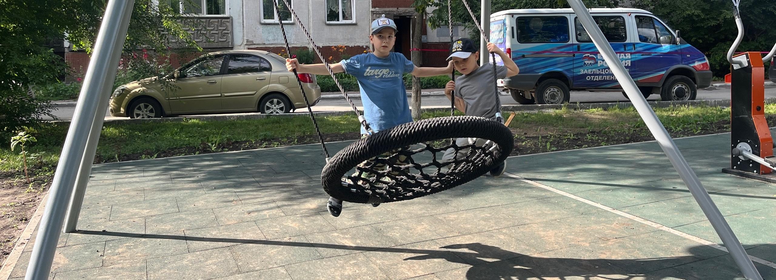 Площадку с качелями и воркаутом открыли во дворе дома на Дуси Ковальчук