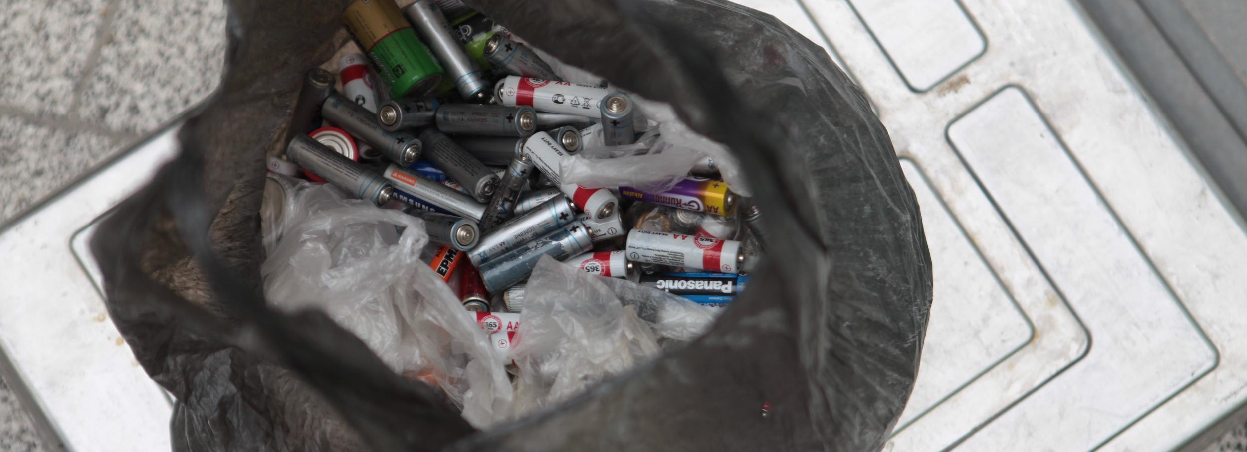 Три тонны батареек и крышечек сдали сознательные новосибирцы в экомобиль