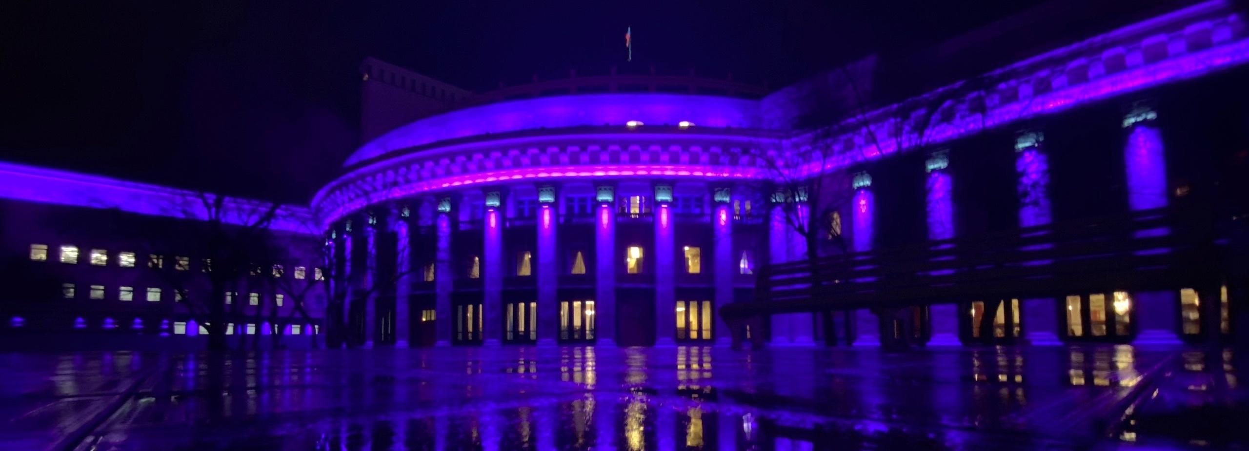 Оперный театр подсветили фиолетовым в День недоношенных детей