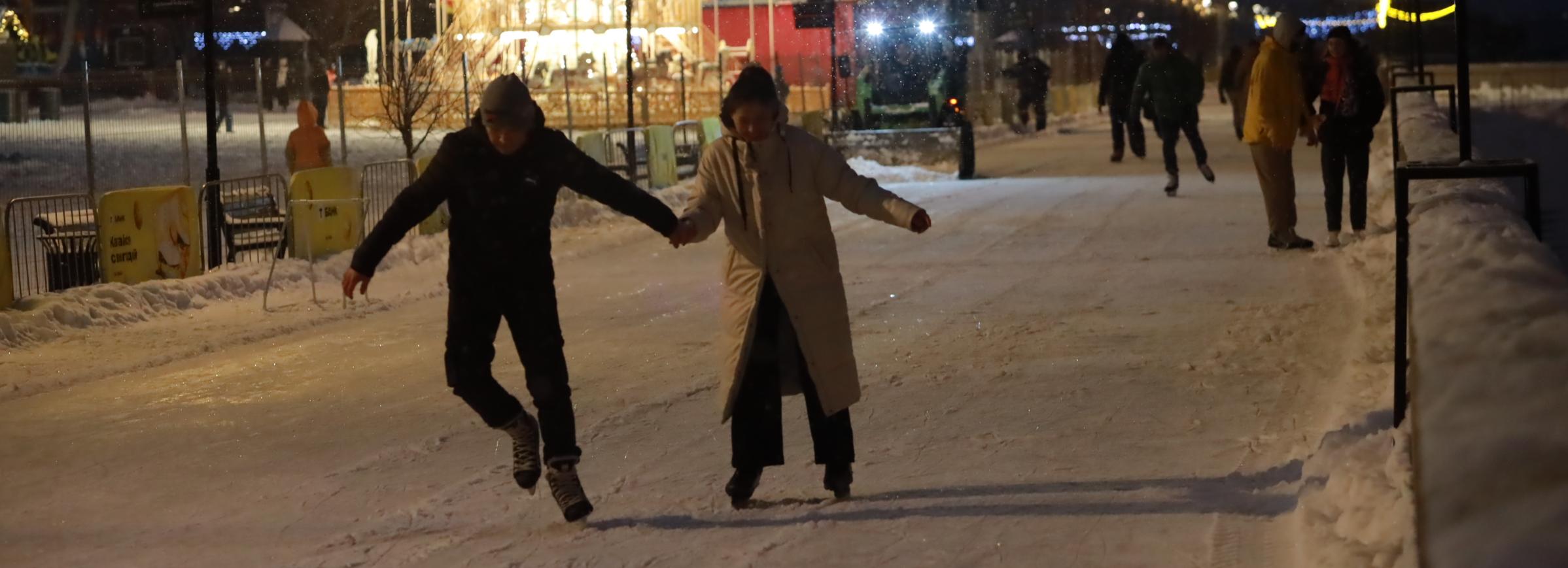 Понеслись вдоль Оби: открыт каток на Михайловской набережной