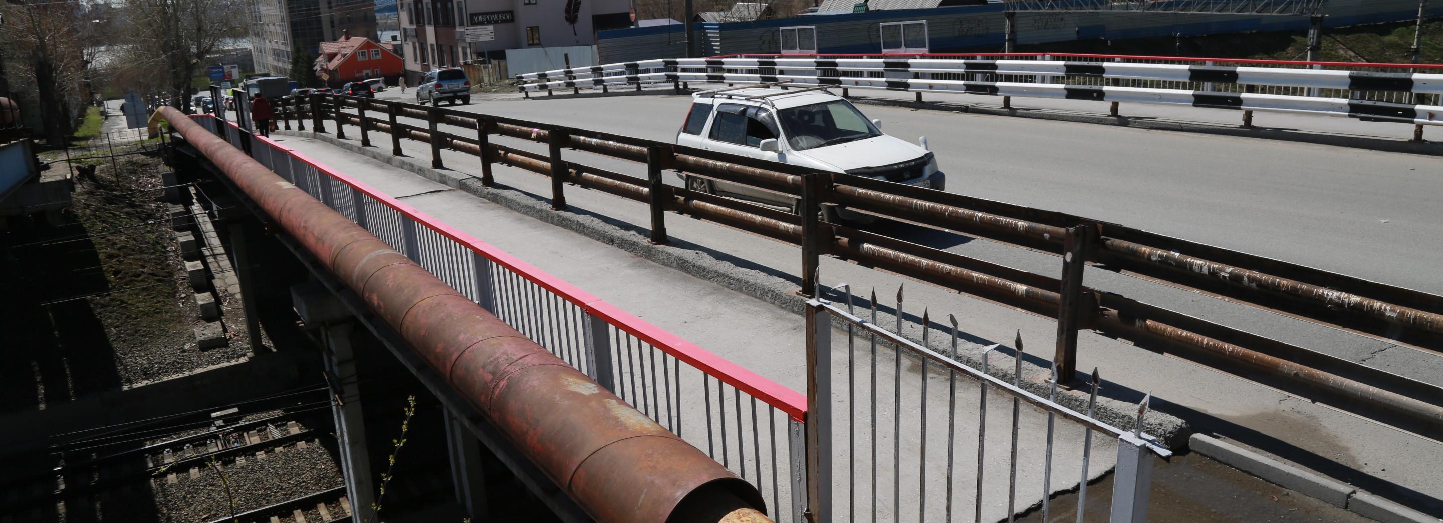 На Добролюбова стартовал ремонт моста: с него сняли часть асфальта