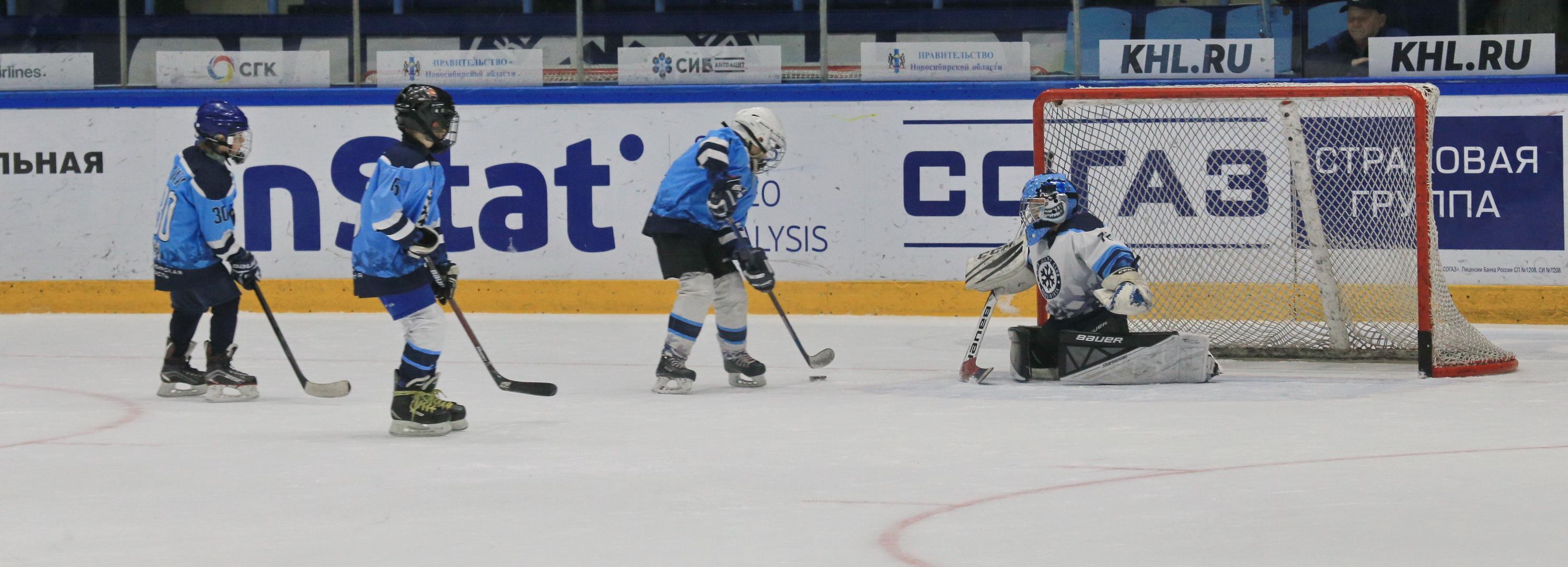 Бронзовые призёры КХЛ провели тренировку для юных хоккеистов