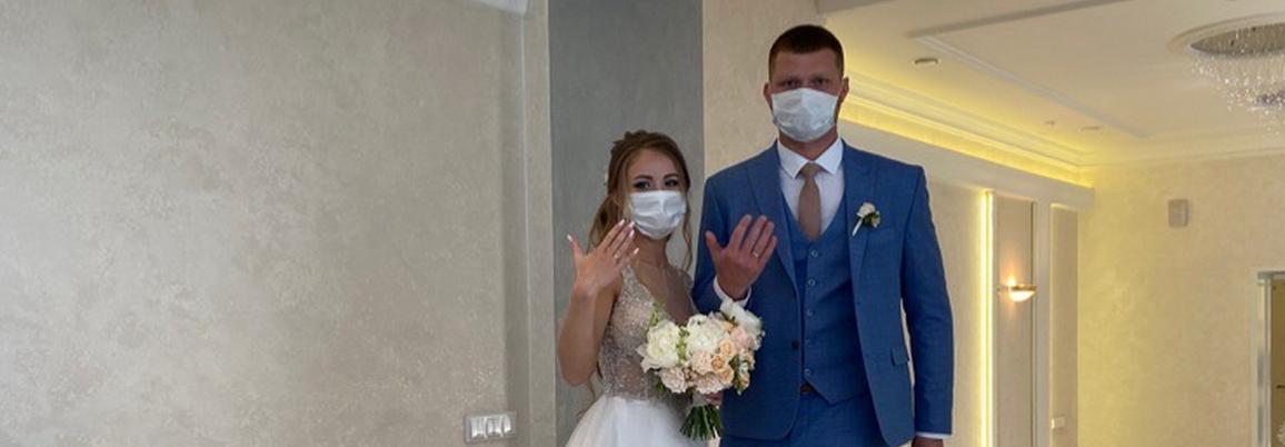 В фате и маске: истории новосибирских пар, которые поженились в пандемию