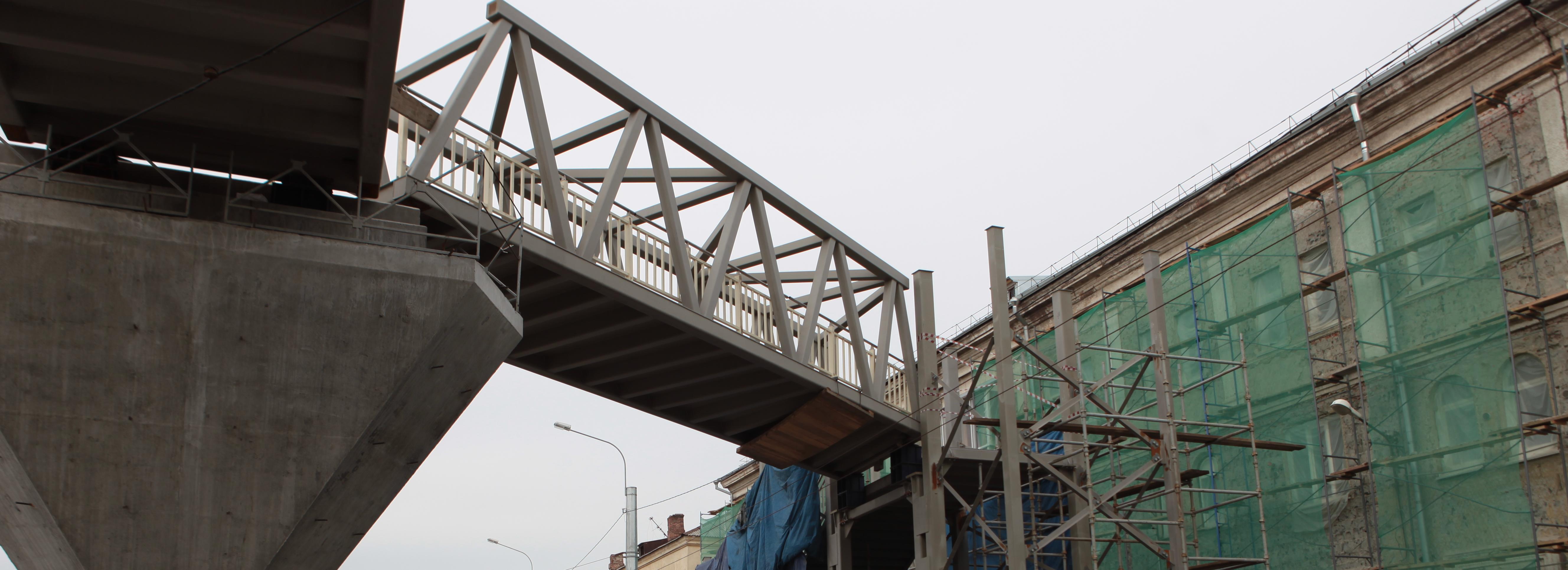 Двухлучевой пешеходный мост поставили на площади Энергетиков: 10 фото