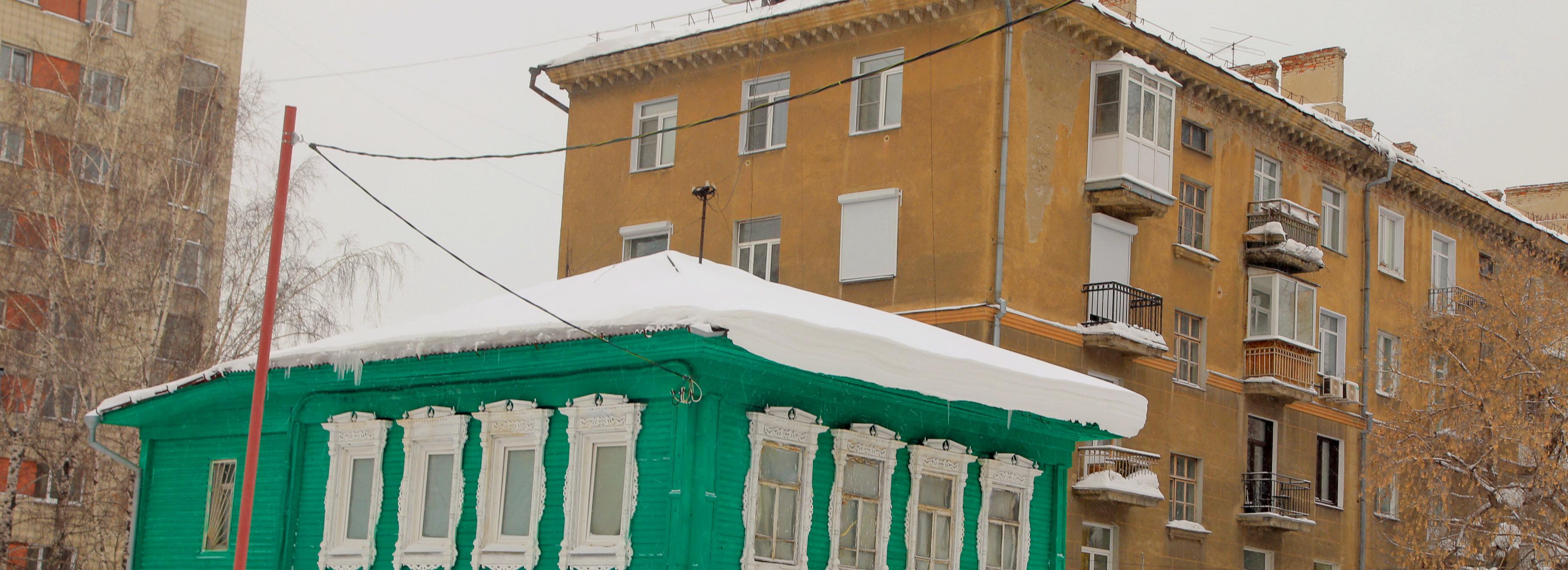 Внезапная оттепель может вызвать падение снега с крыш в Новосибирске