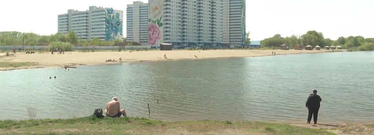 Гнилую рыбу и другой неприятный мусор собрали у озера на Юго-Западном