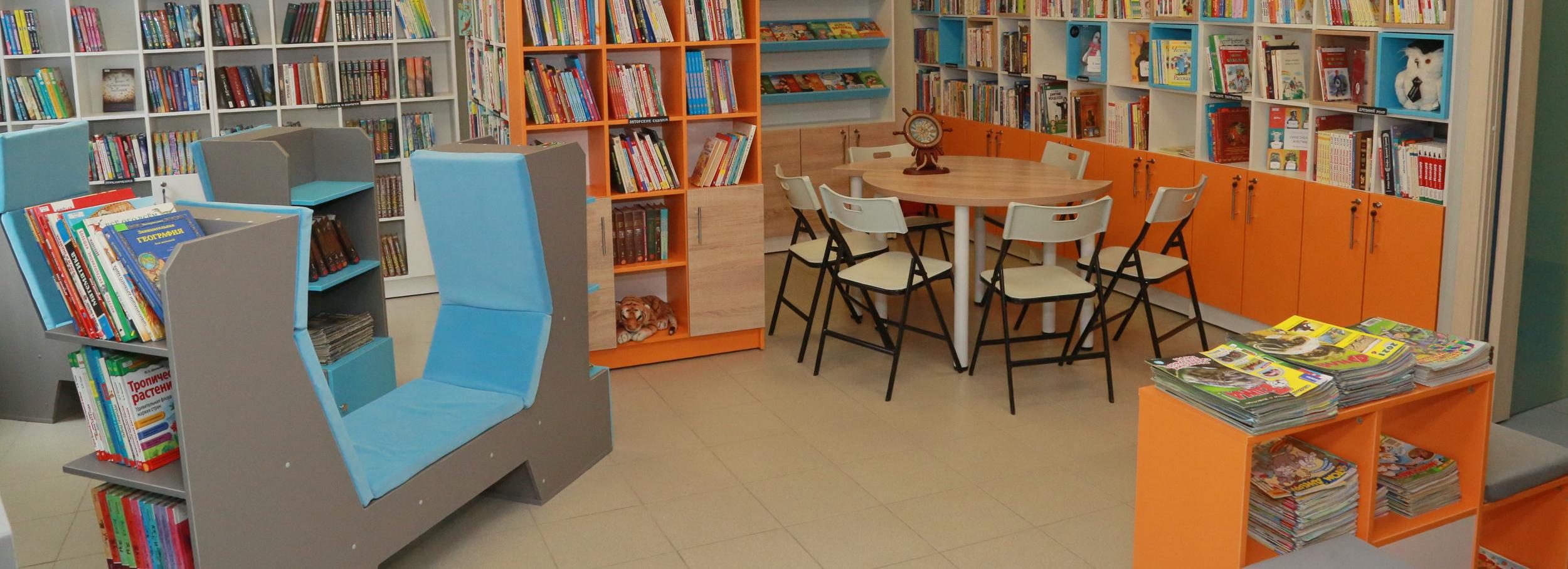 Модельную библиотеку с диванами в виде корабликов открыли на Затоне