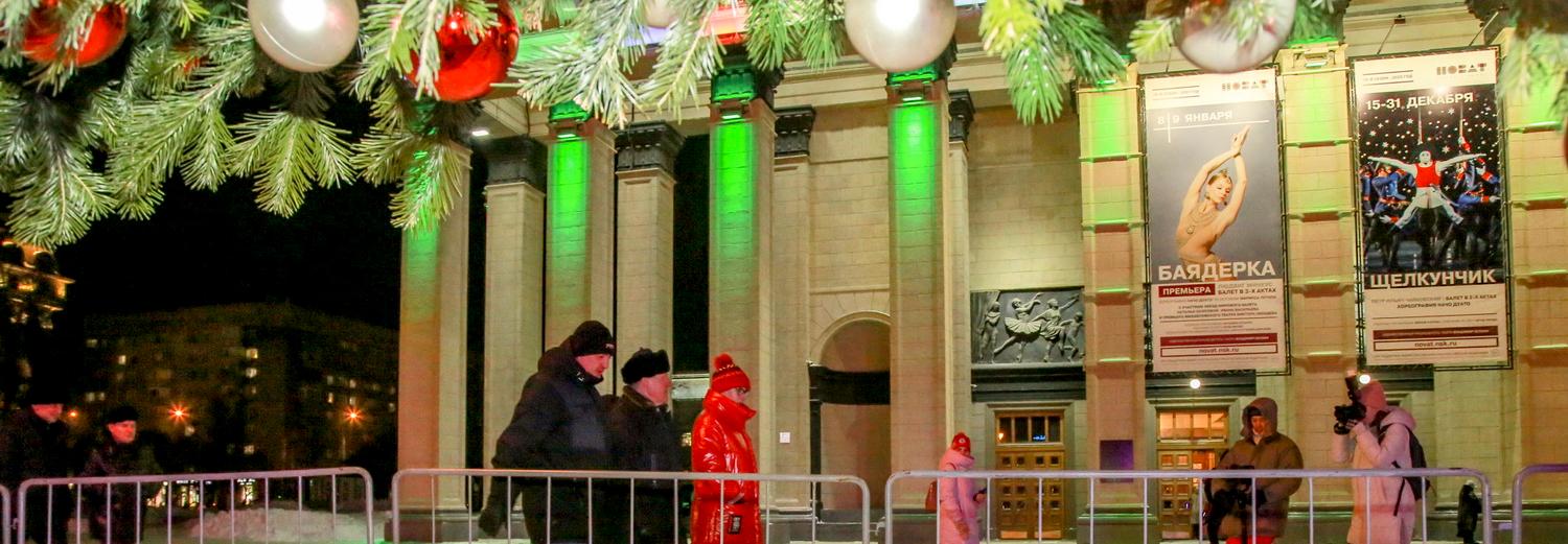 Световую увертюру исполняют на фасаде НОВАТа три раза за вечер