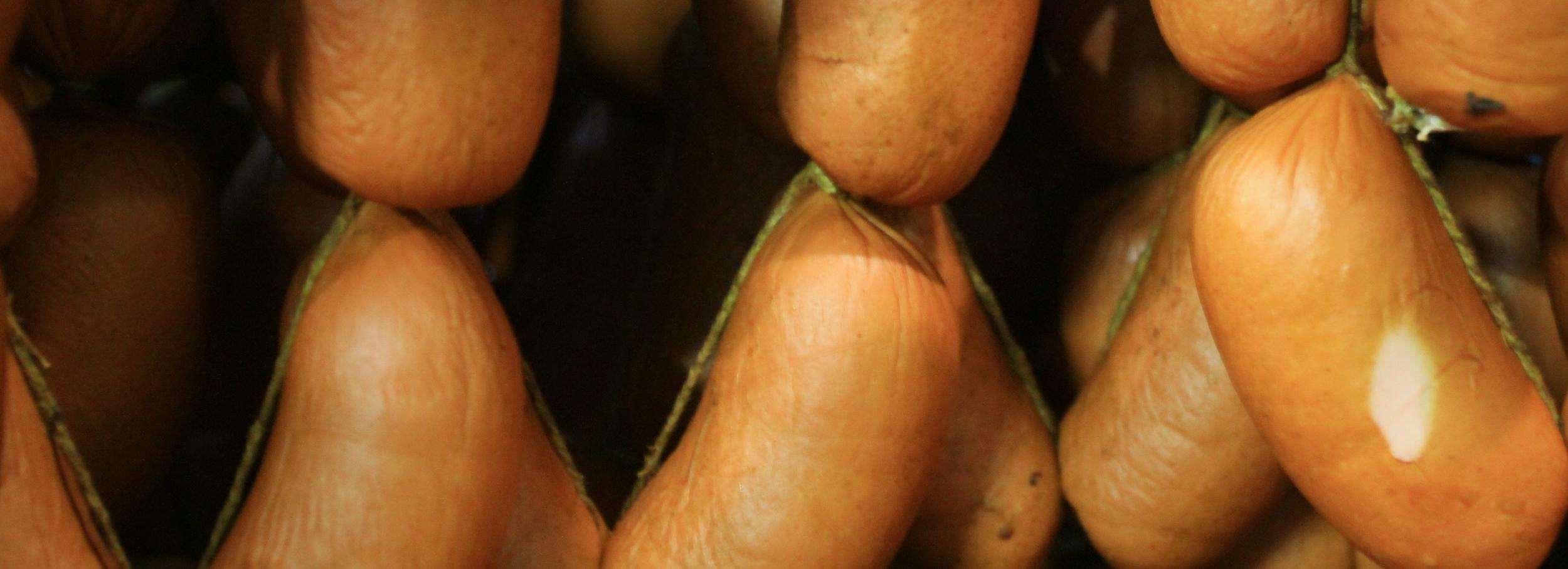 Ярмарка на Петухова сбросила цены на котлеты, колбаски и филе цыплят