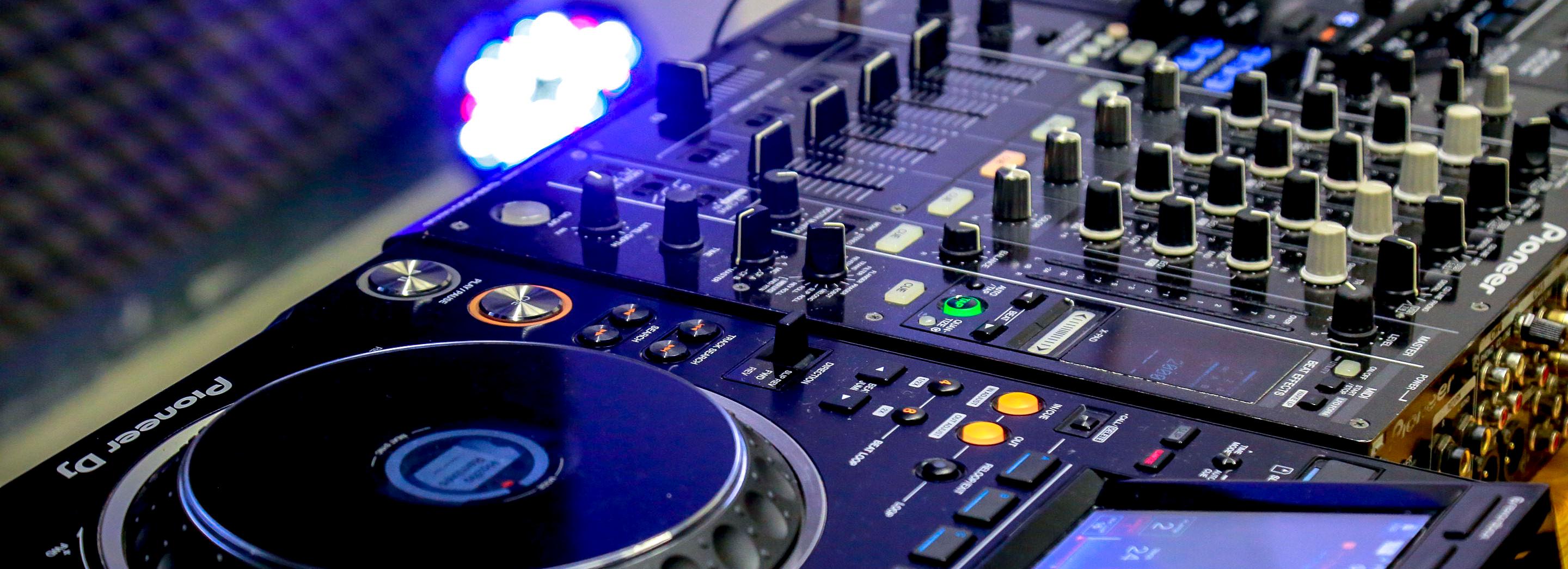 DJ-сеты, театр и живопись: что ждёт гостей фестиваля «Сделано в Сибири»