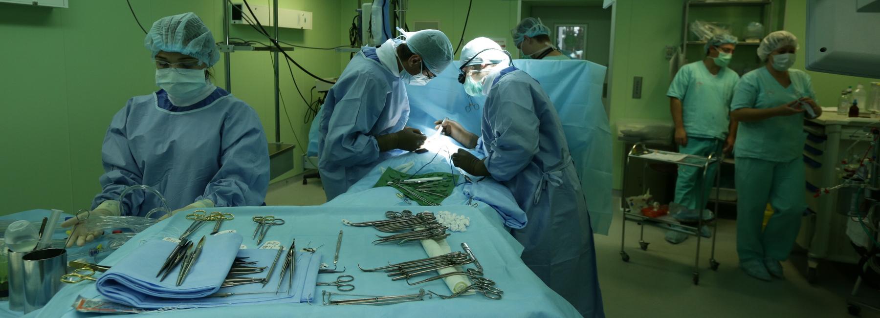 Новосибирские врачи остановили сердце маленькой девочки в ходе операции