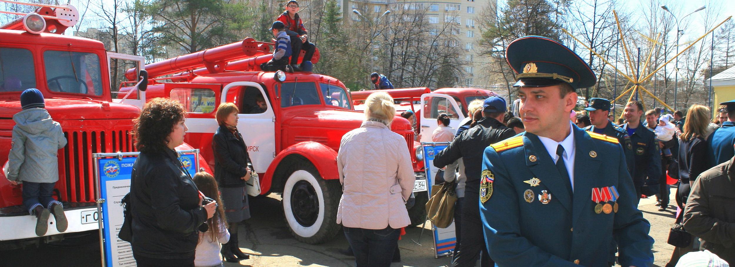 Мэр Анатолий Локоть поздравляет с Днём пожарной охраны