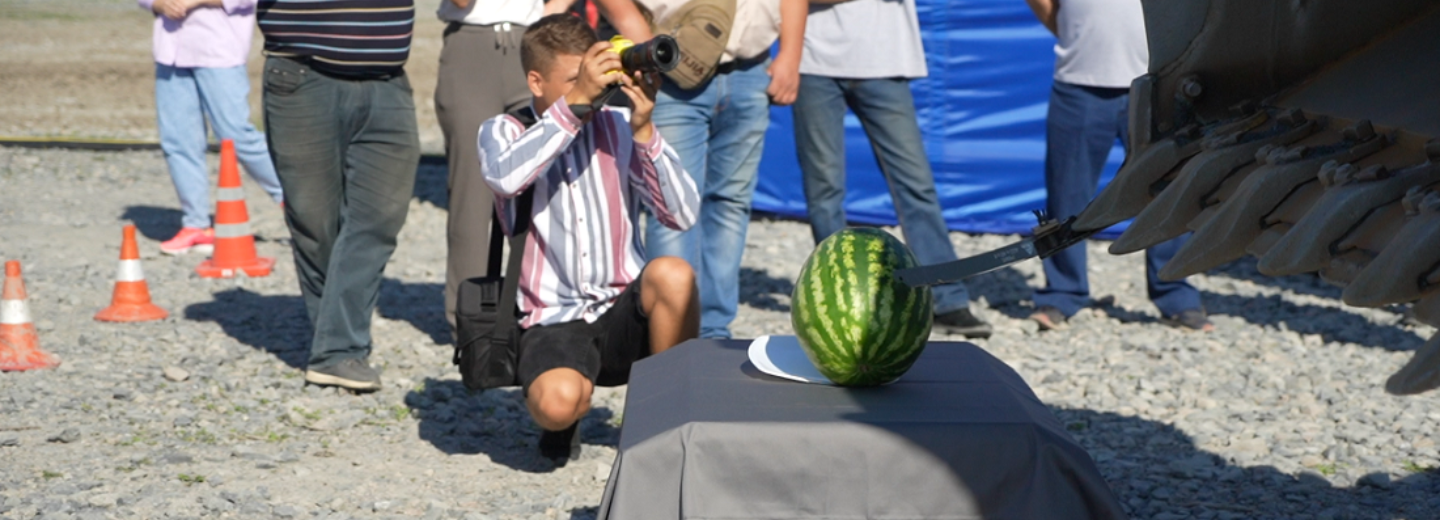 Как разрезать арбуз погрузчиком — показали работники карьера Борок