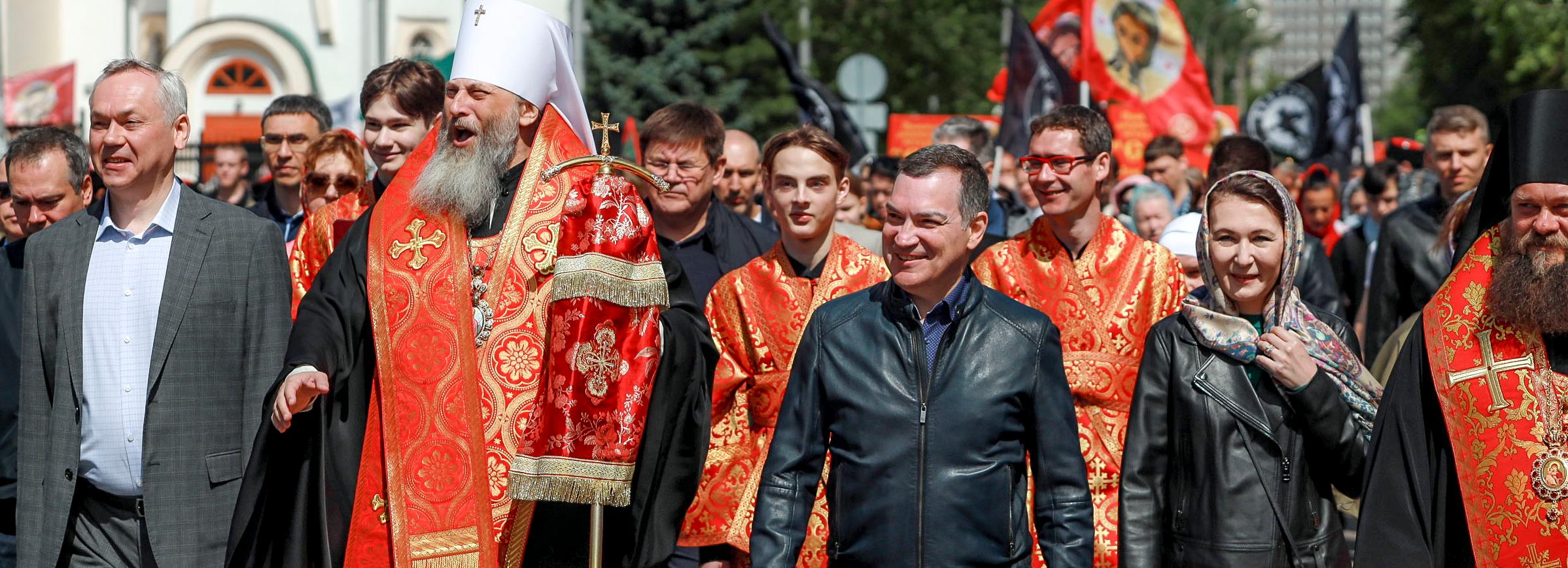 Мэр Кудрявцев прошёл крестным ходом по центру города с тысячами человек