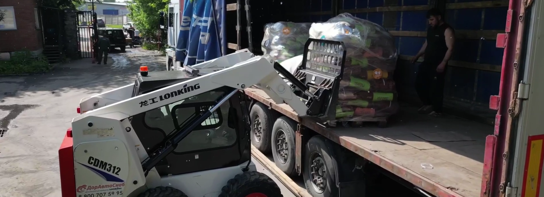 Новосибирский зоопарк отправил коллегам в ДНР корма и инструменты