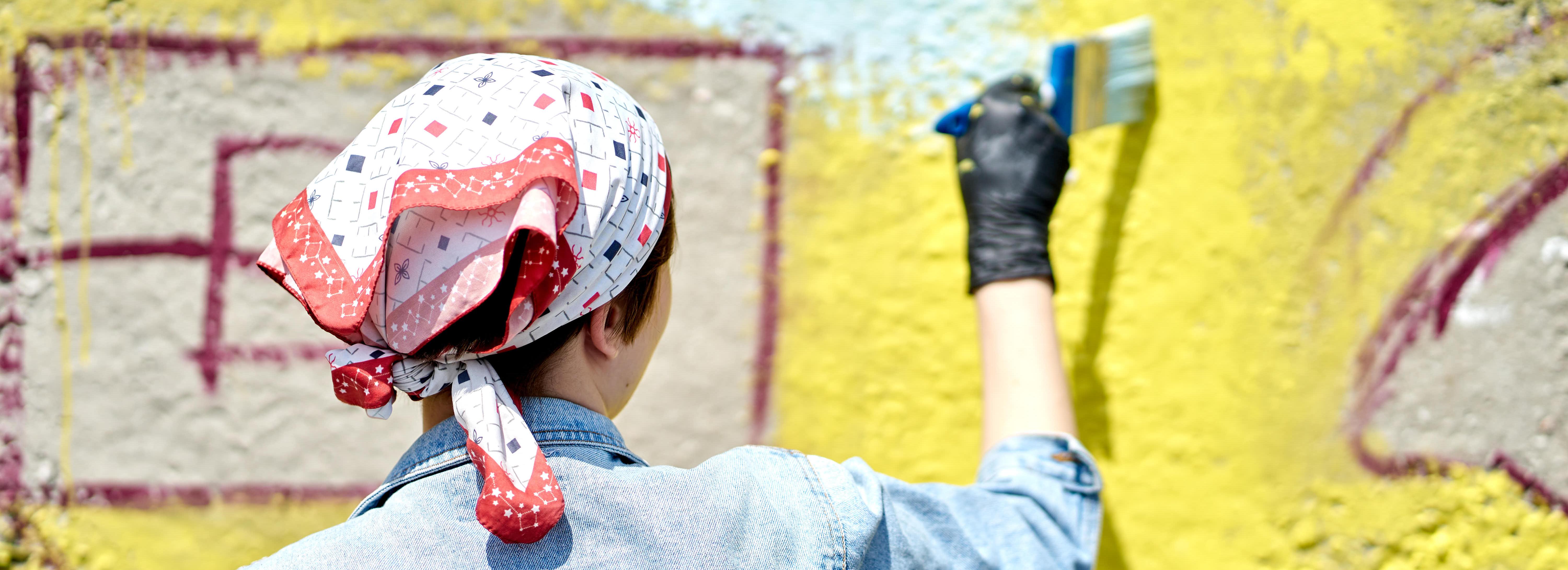 Как трещина стала молнией: забор ретромузея изрисовали граффити