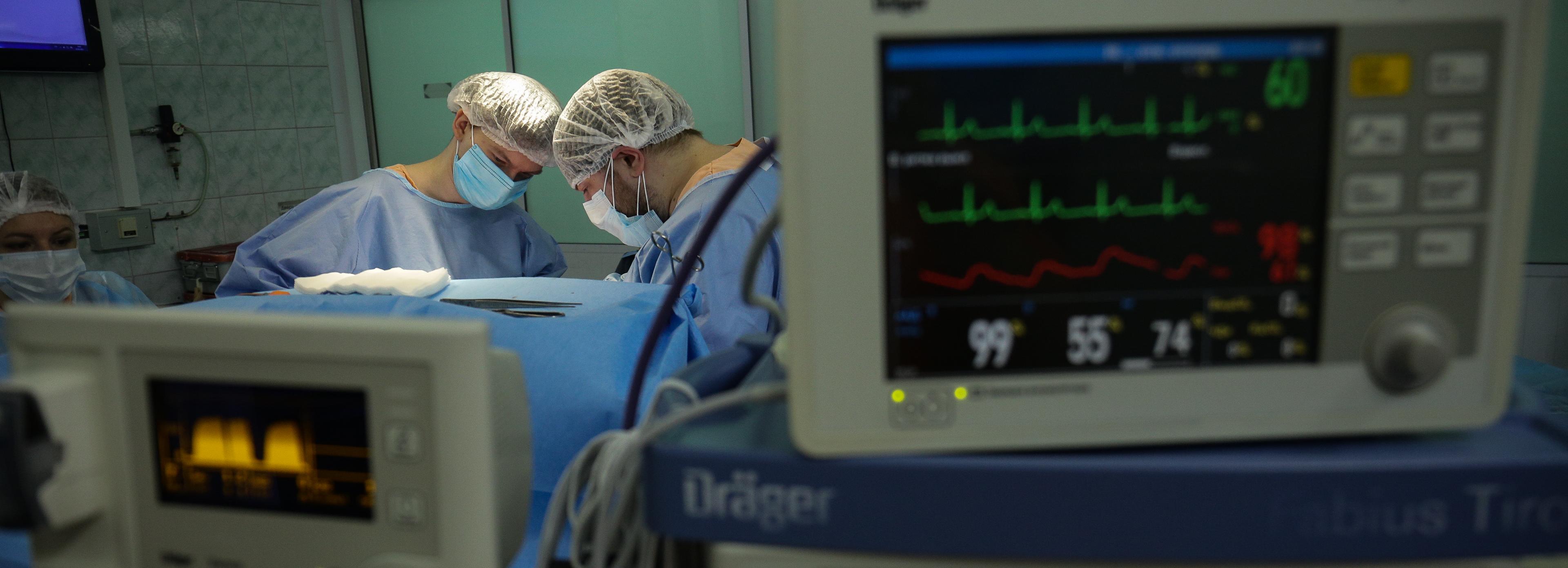 Спасённую из рухнувшего дома женщину прооперировали в Новосибирске