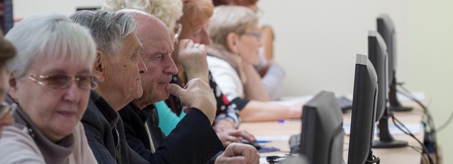 Работающих пенсионеров отправили на больничный в Новосибирске