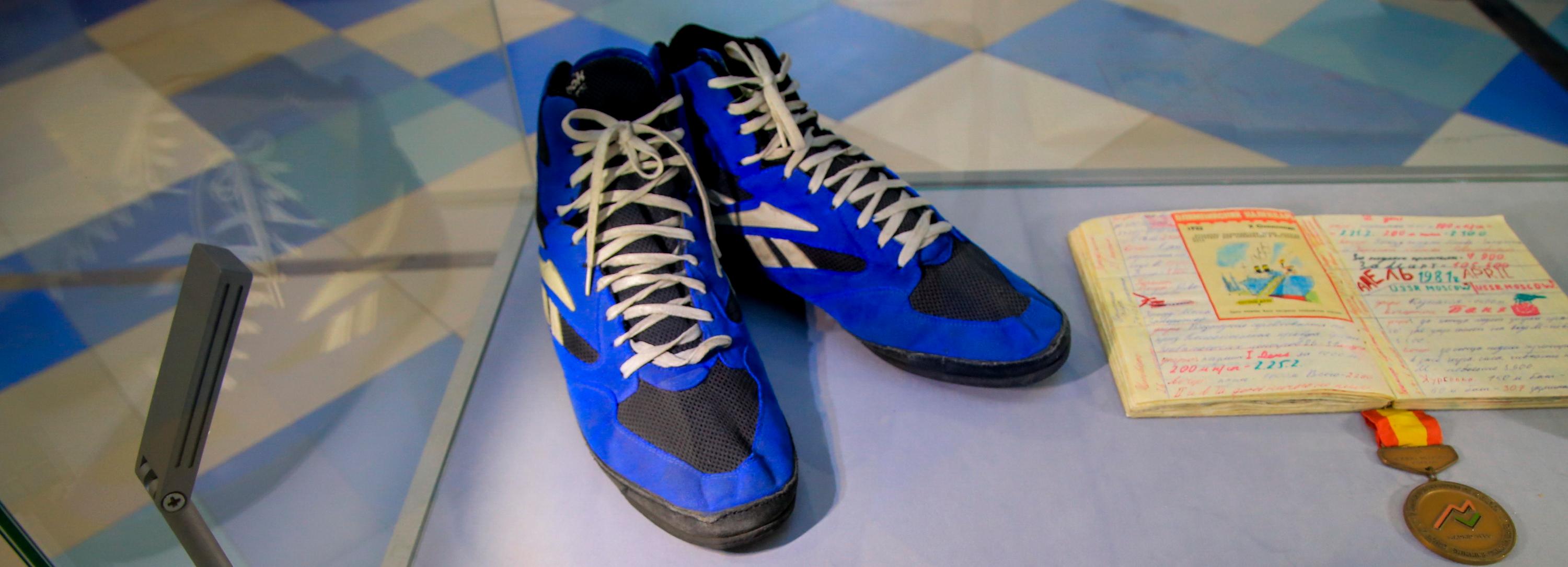 Кеды Карелина и маску Позднякова показывают в ТРЦ «Аура»