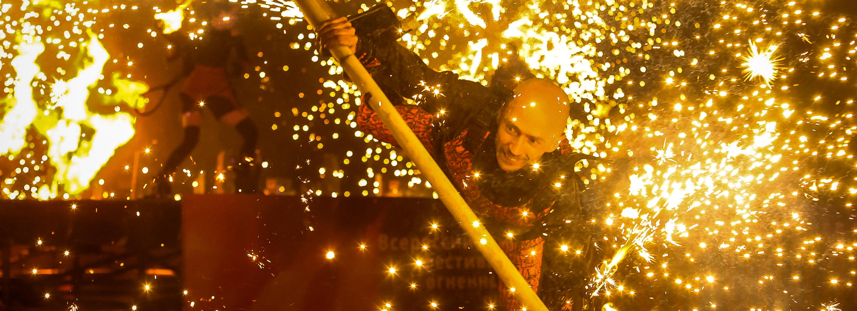 Афиша выходных: огненный перформанс, ночной заезд и алтайский стрит-арт