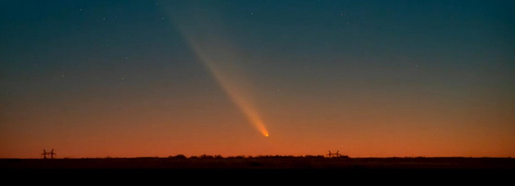 Полёт гигантской кометы с ярким хвостом снял новосибирский астрофотограф