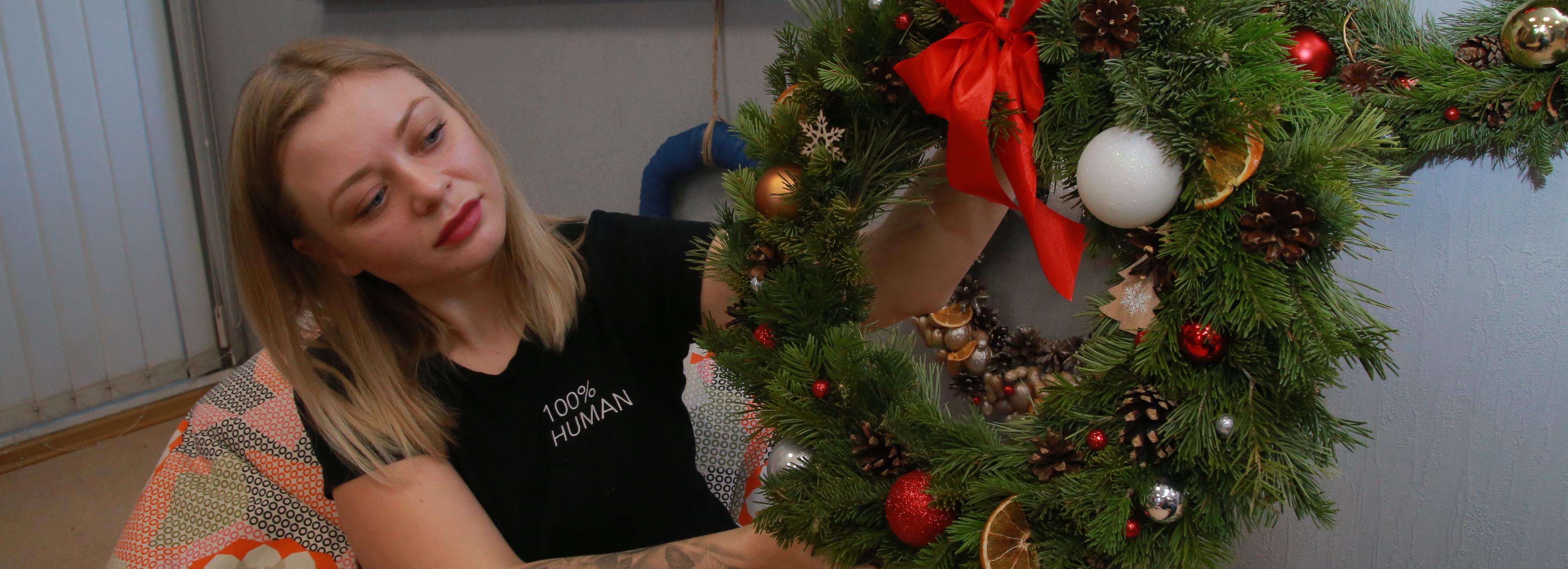 Новогодний венок из еловых веток и шишек: мастер-класс